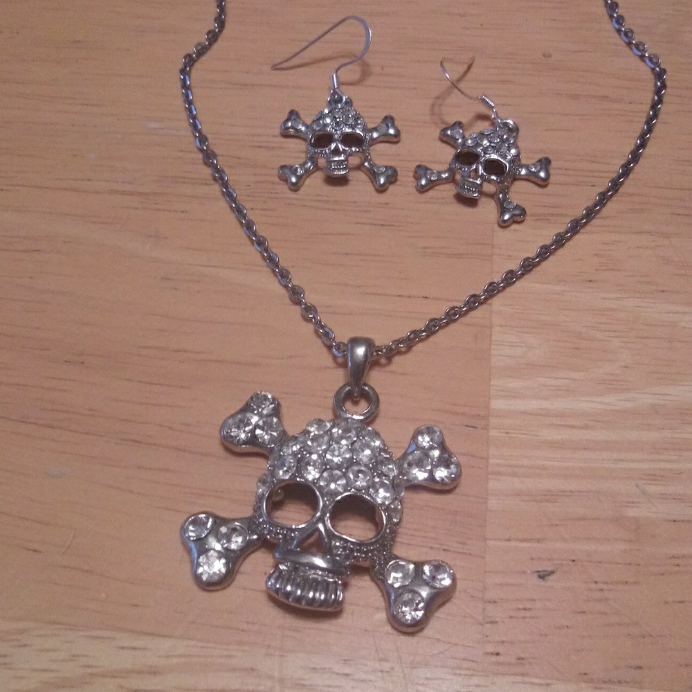 Silver blingy skull and crossbones set